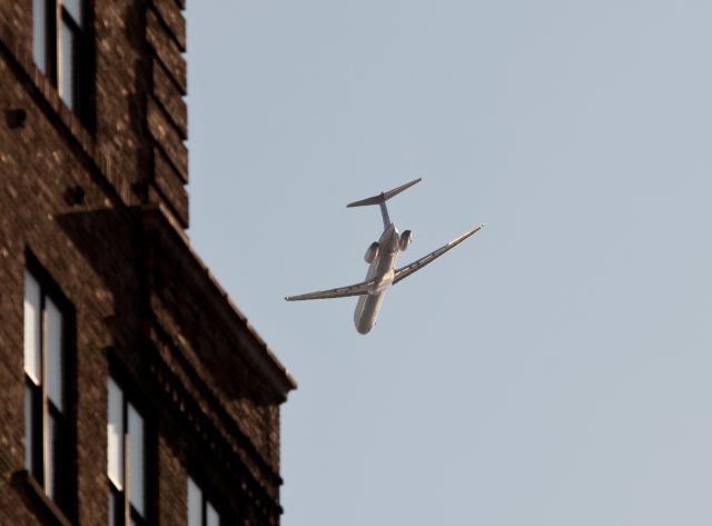 McDonnell Douglas MD-82 — - Over Manhattan