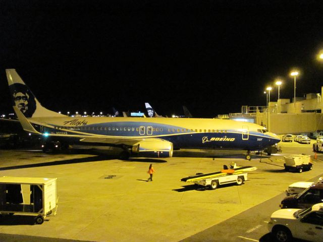 Boeing 737-800 (N512AS)