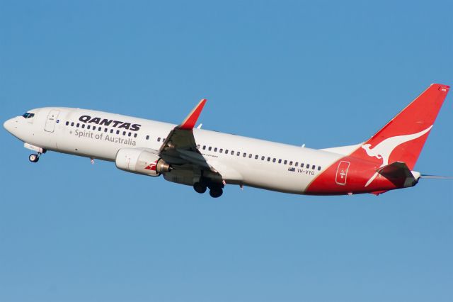 Boeing 737-800 (VH-VYG) - Cleaning up after departure