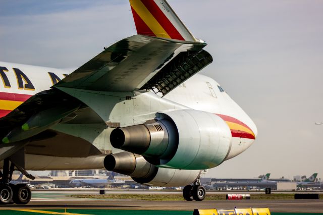 Boeing 747-200 — - Taxiing for departure at LAX. Picture taken from Landmark Aviations ramp at Los Angeles International Airport.<br><br><a rel="nofollow" href="a rel=nofollow href=http://www.ThePilotsEye.com">www.ThePilotsEye.com</a&gthttp://www.ThePilotsEye.com">www.ThePilotsEye.com</a>/a;