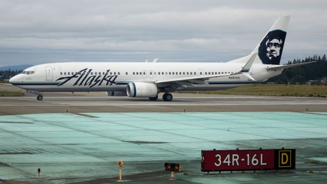 Boeing 737-900 (N467AS) - AS 480 Lining up on 16L for departure to KLAX