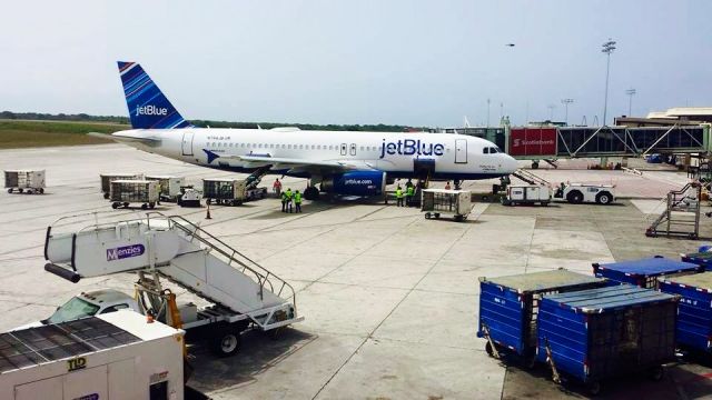 Airbus A320 (N794JB) - A320/L IN GATE B2 IN MDSD!