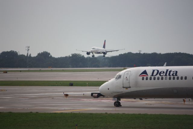 McDonnell Douglas MD-90 (N906DA)