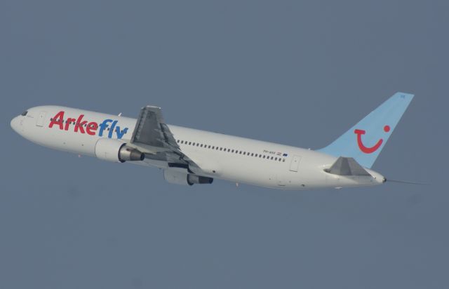BOEING 767-300 (PH-AHX) - At Schiphol in the morning, 5-2-12