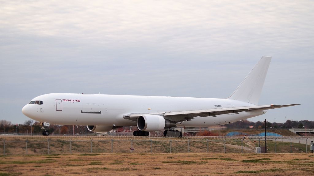 BOEING 767-300 (N762CK) - Taxiing for departure from 18R.