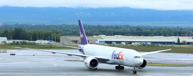 BOEING 777-200LR (N883FE)