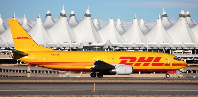 BOEING 737-400 (N494SA) - On taxiway M.