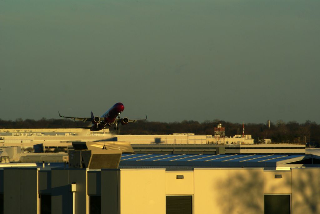 Airbus A321neo (TF-DTR) - WW168 takes off on the final flight from STL to KEF