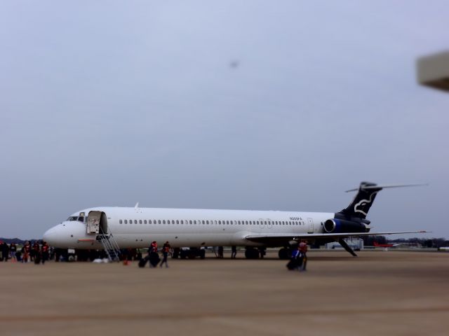 McDonnell Douglas MD-83 (N305FA) - WKUs Lady Tops were returning from California.