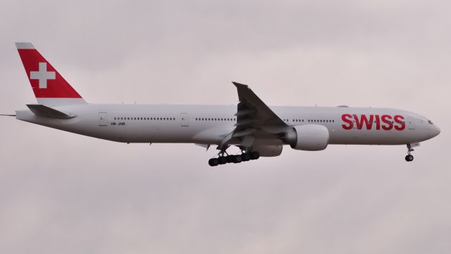 BOEING 777-300ER (HB-JNB)