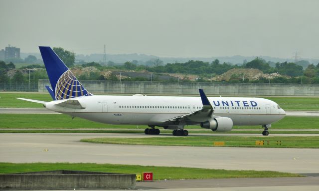 BOEING 767-300 (N661UA) - United Airlines Boeing 767-322(ER) N661UA in London Heathrow 