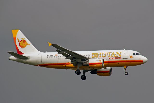 Airbus A319 (A5-BAC) - Bhutan A320 ready to land in Athens on its way to UK for maintenance