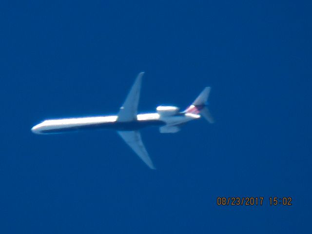 McDonnell Douglas MD-90 (N914DN)