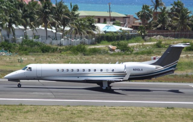 Embraer ERJ-135 (N910LX)