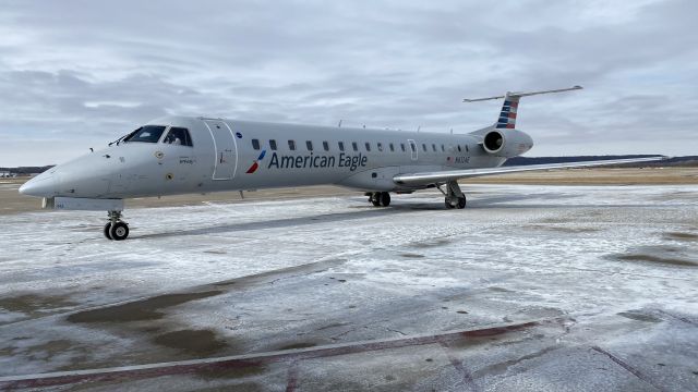 Embraer ERJ-145 (N612AE) - Snowy morning