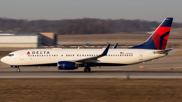 Boeing 737-800 (N3732J)