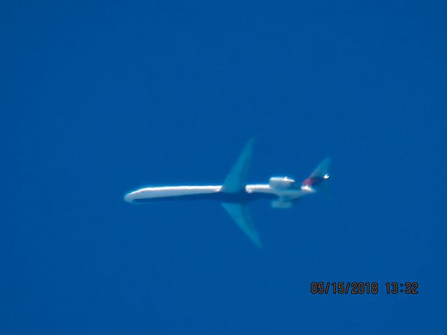 McDonnell Douglas MD-90 (N943DN)