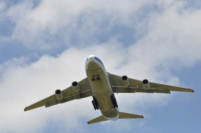 Antonov An-124 Ruslan (RA-82077) - Volga 2612 from Vancouver approaching 22R at Detroit Metropolitan Airport after switching runways from 21R to 22R. June 2018 