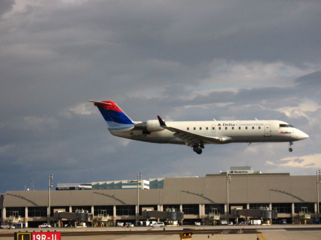 Canadair Regional Jet CRJ-200 (N455SW) - Landing on RWY 19R