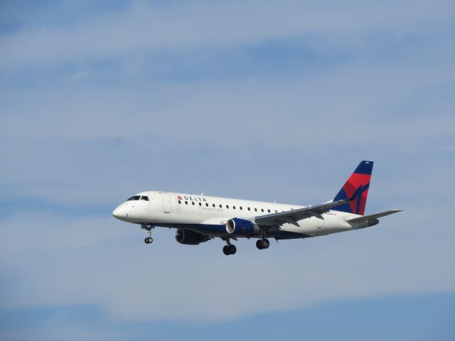 Embraer 170/175 (N631CZ) - a rel=nofollow href=http://flightaware.com/live/flight/N631CZ/history/20141109/2359Z/KSFO/KLAXhttp://flightaware.com/live/flight/N631CZ/history/20141109/2359Z/KSFO/KLAX/a