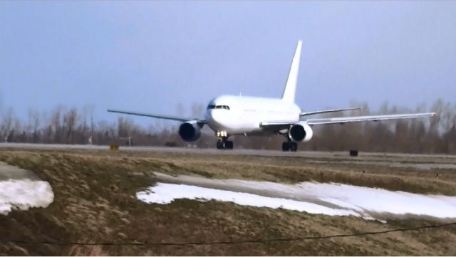 BOEING 767-200 (N250MY) - Ex-Qantas, ex-MaxJet, and now flies for Swift Air! Should be painted over to new colors soon (Thank God)! :)