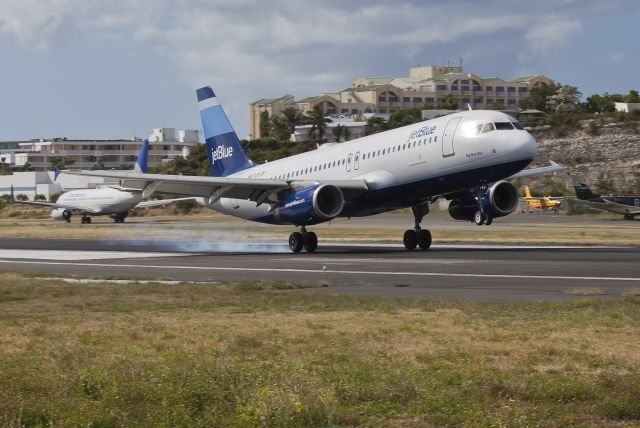 Airbus A320 (N637JB)