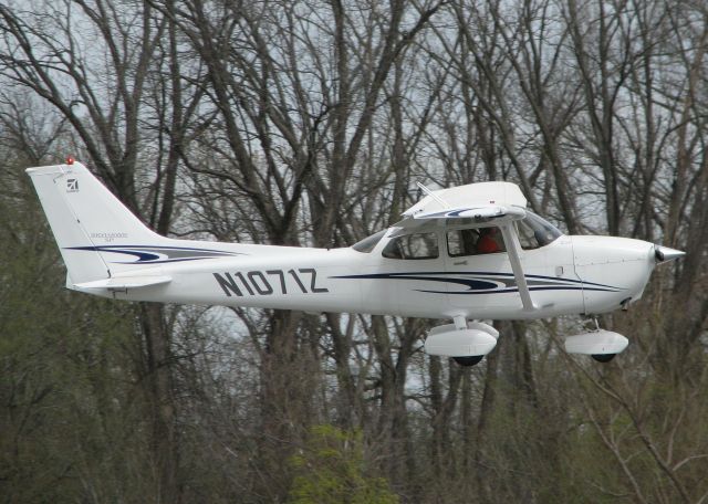 Cessna Skyhawk (N1071Z) - Landing on runway 14 at the Shreveport Downtown airport.