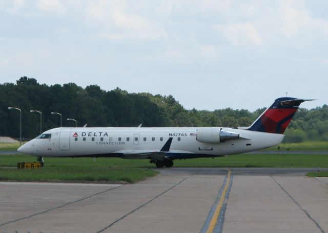 Canadair Regional Jet CRJ-200 (N827AS) - Taxiing to runway 23 at the Shreveport Regional airport.