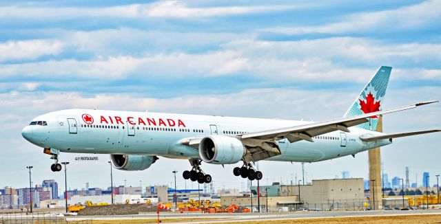 BOEING 777-300 (C-FIVS) - Airline: Air Canadabr /Aircraft: Boeing 777-333ERbr /Registration: C-FIVSbr /Age of Airframe: 9 Years Oldbr /Delivered: July 8th, 2009br /Photo Location: Toronto Pearson International Airport (CYYZ)br /Photo Date: ‎April‎ ‎2‎, ‎2017