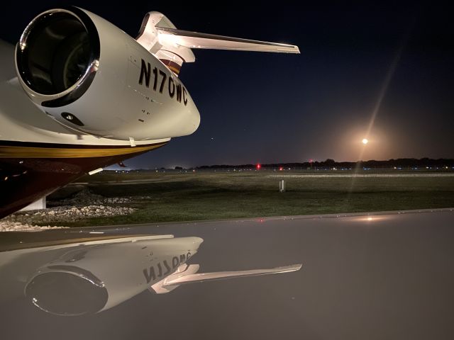 Canadair Challenger 350 (N170WC) - Harvest moon on a beautiful night. 