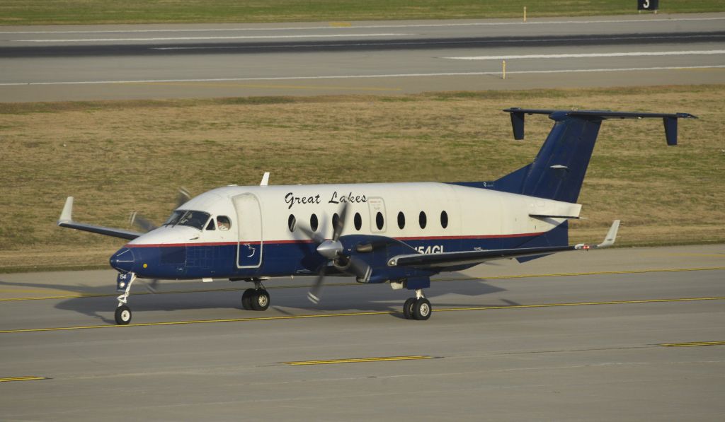 Beechcraft 1900 (N154GL) - Taxiing for departure at MSP