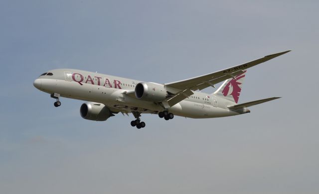 Boeing 787-8 (A7-BCB) - Landing on runway 27L.