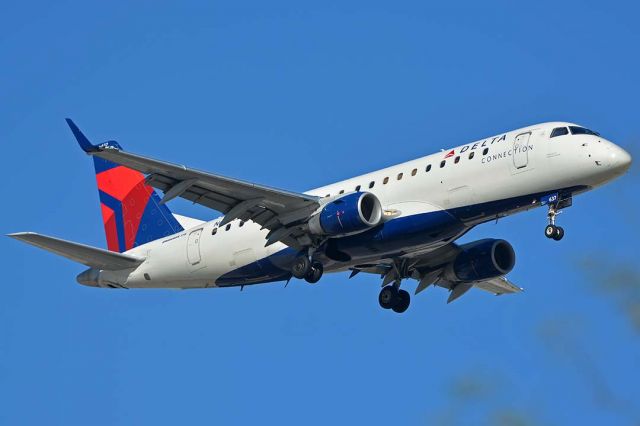 Embraer 175 (N637CZ) - Delta Connection Embraer 175LR ERJ-170-200LR N637CZ at Sky Harbor on November 28, 2017. 