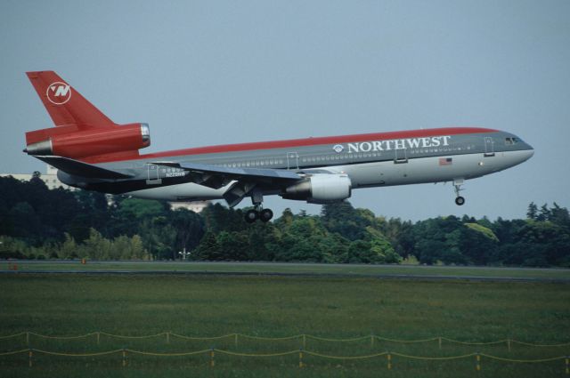 McDonnell Douglas DC-10 (N228NW) - Short Final at Narita Intl Airport Rwy16R on 1996/06/02