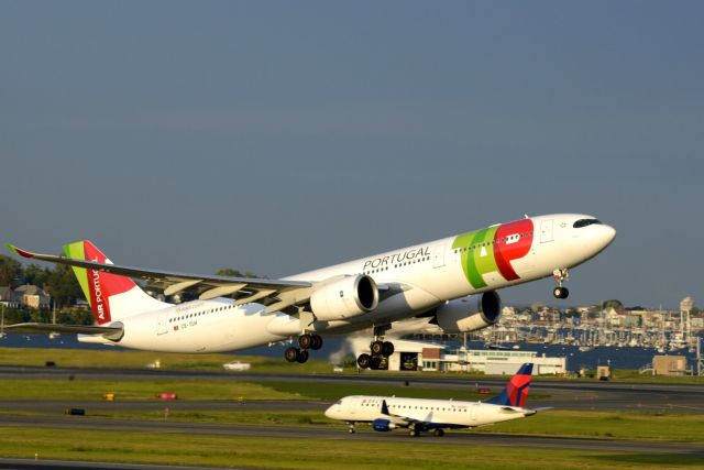 Airbus A330-300 (CS-TUH)