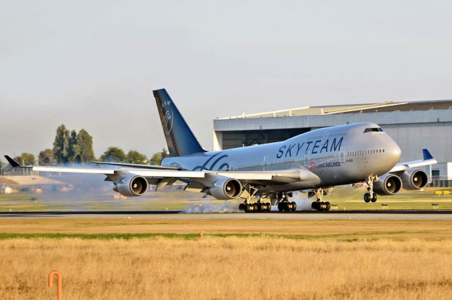 Boeing 747-400 (B-18211)