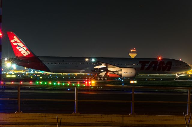 BOEING 777-300 (PT-MUD)