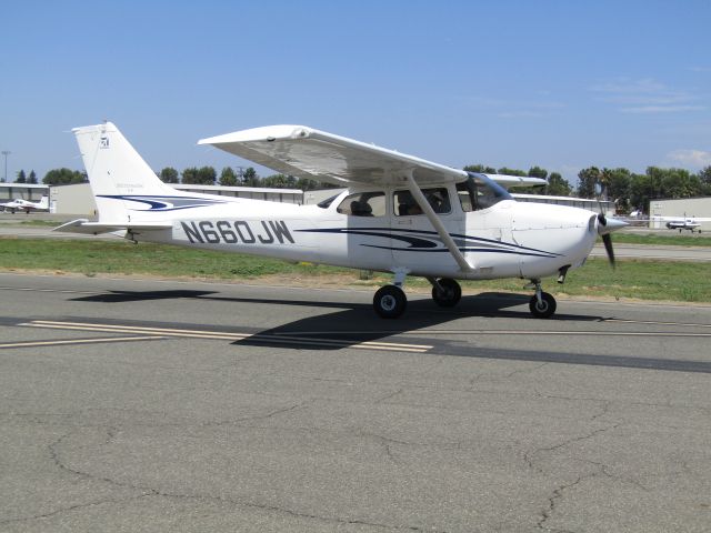 Cessna Skyhawk (N660JW) - Taxiing to ramp 