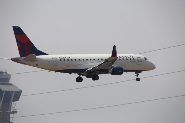 EMBRAER 175 (long wing) (N253SY)