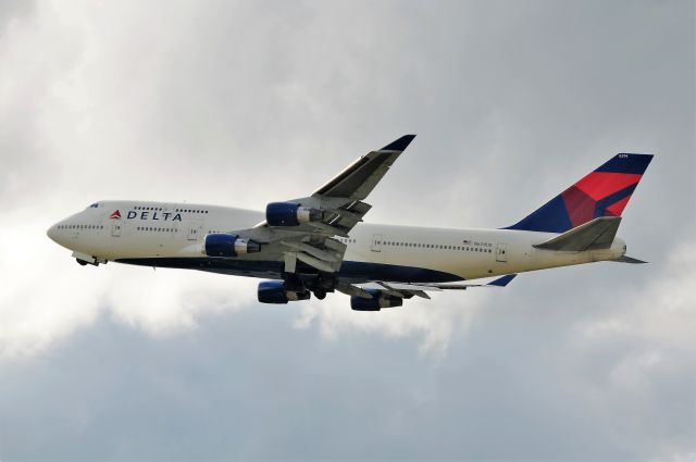 Boeing 747-400 (N674US)