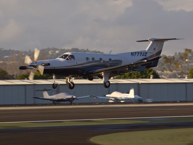 Pilatus PC-12 (N777JZ) - N777JZ arriving on RWY 21