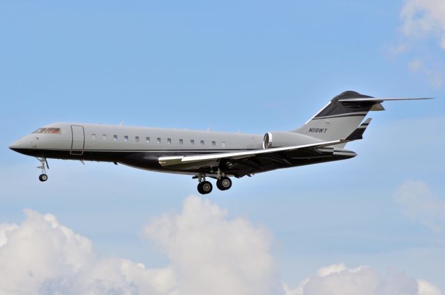 Bombardier Global Express (N118WT) - Landing on RWY22L