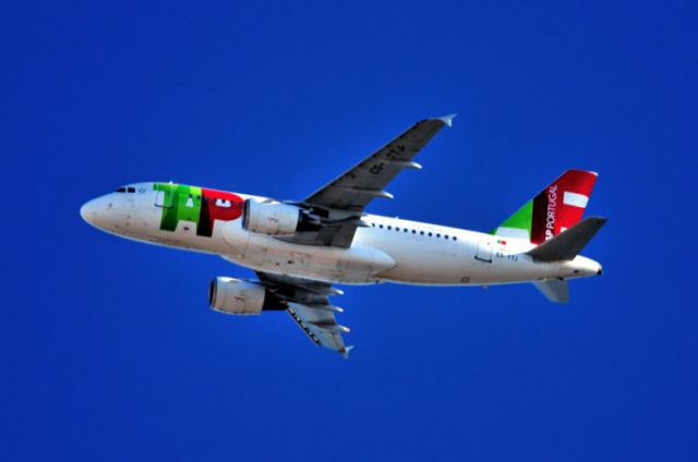 Airbus A319 (CS-TTJ) - Eusebio, new livery....