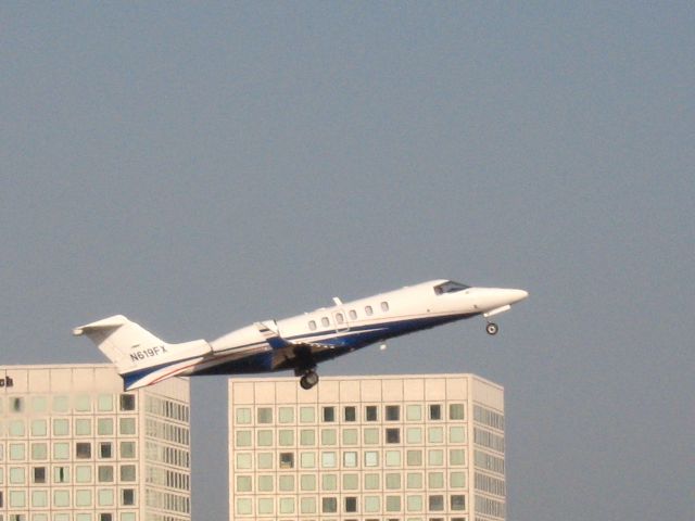 Learjet 40 (N619FX) - Taking off from RWY 19R