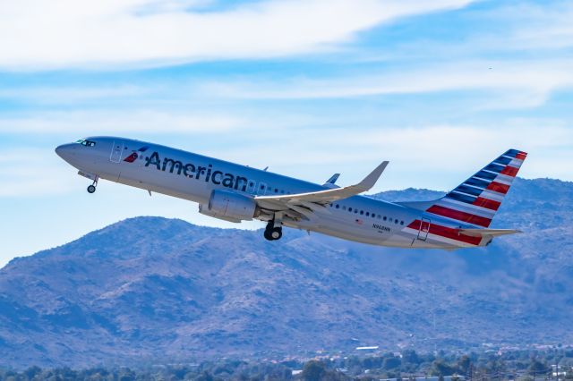 Boeing 737-800 (N968NN) - American Airlines 737-800 taking off from PHX on 11/5/22. Taken with a Canon 850D and Tamron 70-200 G2 lens.