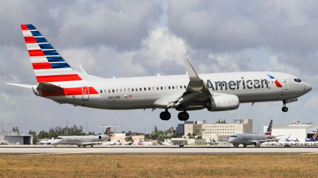 Boeing 737-800 (N952NN)