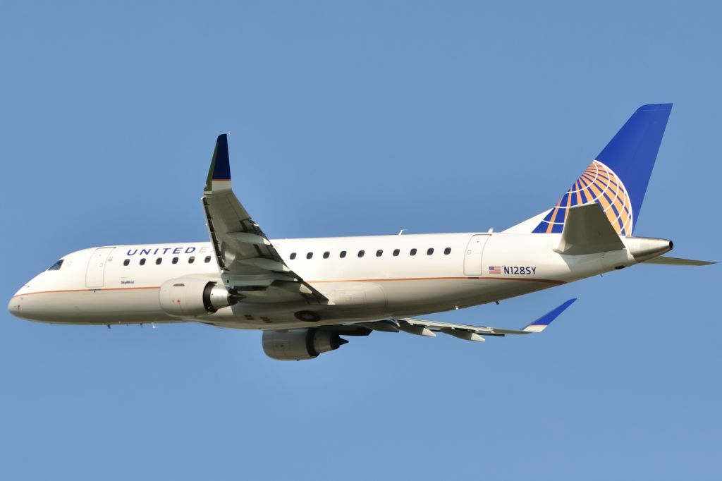 Embraer 170/175 (N128SY)