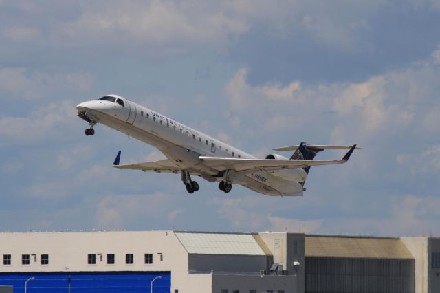 Embraer ERJ-135 (N41104) - Leaving Montreal-Trudeau