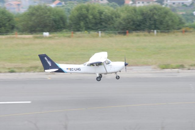 Cessna Skyhawk (EC-LHG) - EC-LHG Landing At LEVX