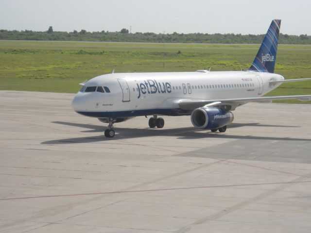 Piper Cherokee (N822) - Jetblue taxing into gate (B2) at las amercias intl in santo domingo, dominican republic.
